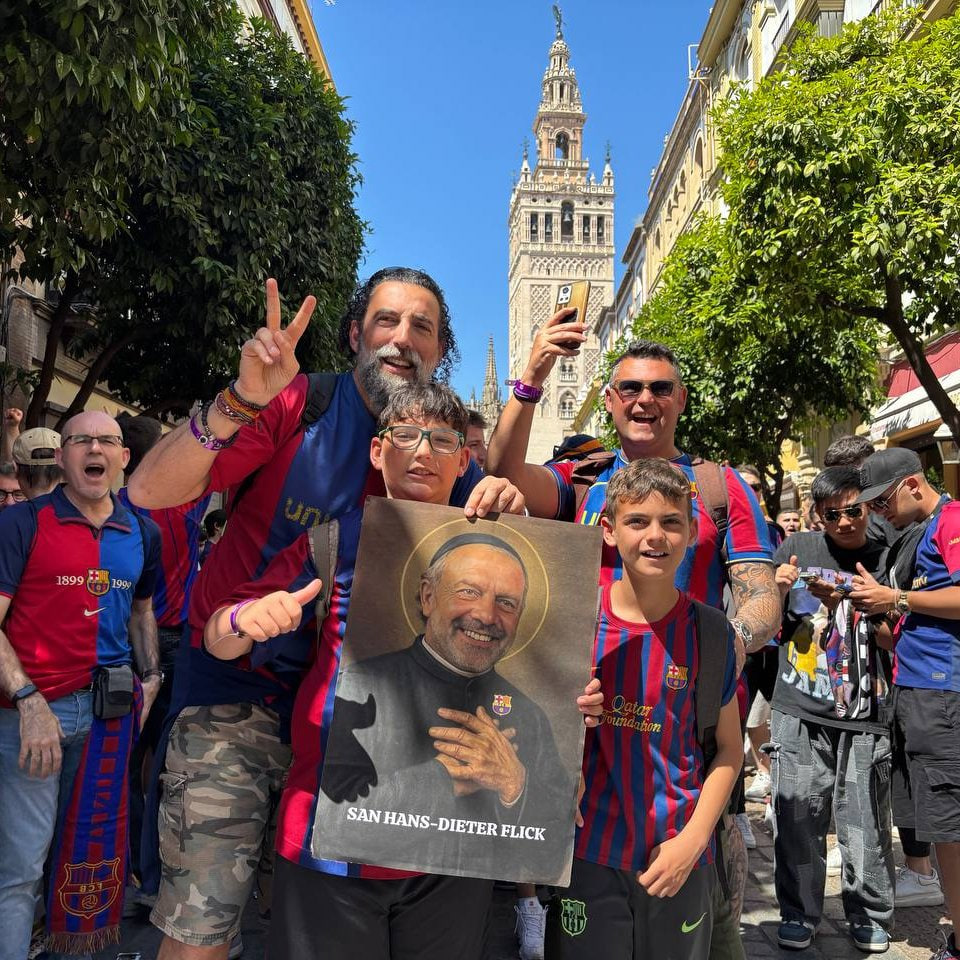 عکس هانسی فلیک مقدس در دستان هواداران بارسلونا