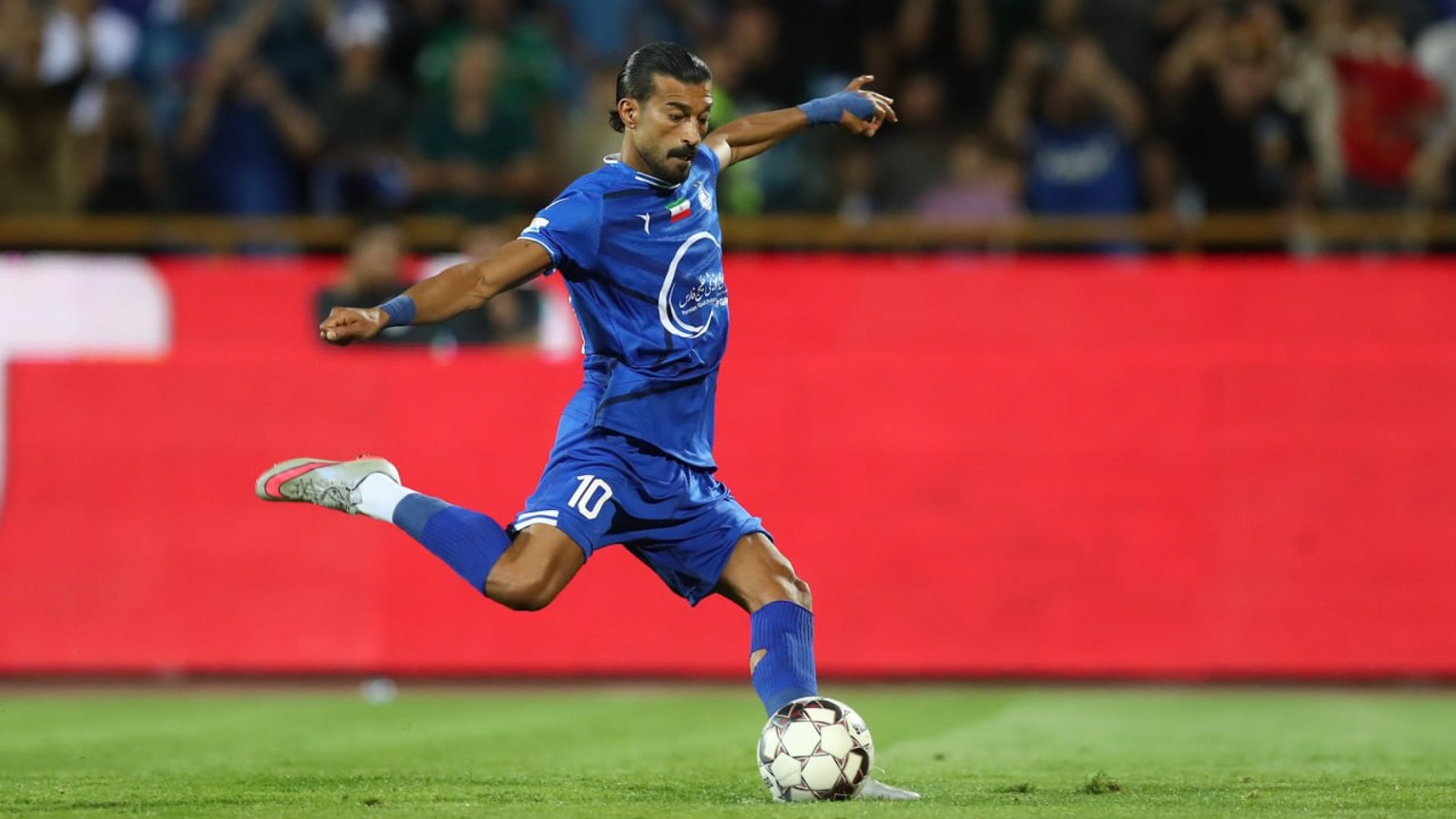 رامین رضاییان بازیکن استقلال در حال شوتزنی