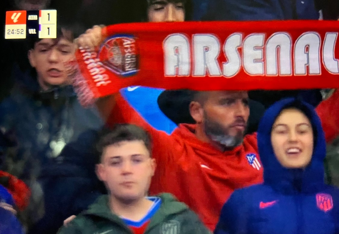 هوادار اتلتیکو، با آرزوی مرگ رئال مادرید جلوی آرسنال