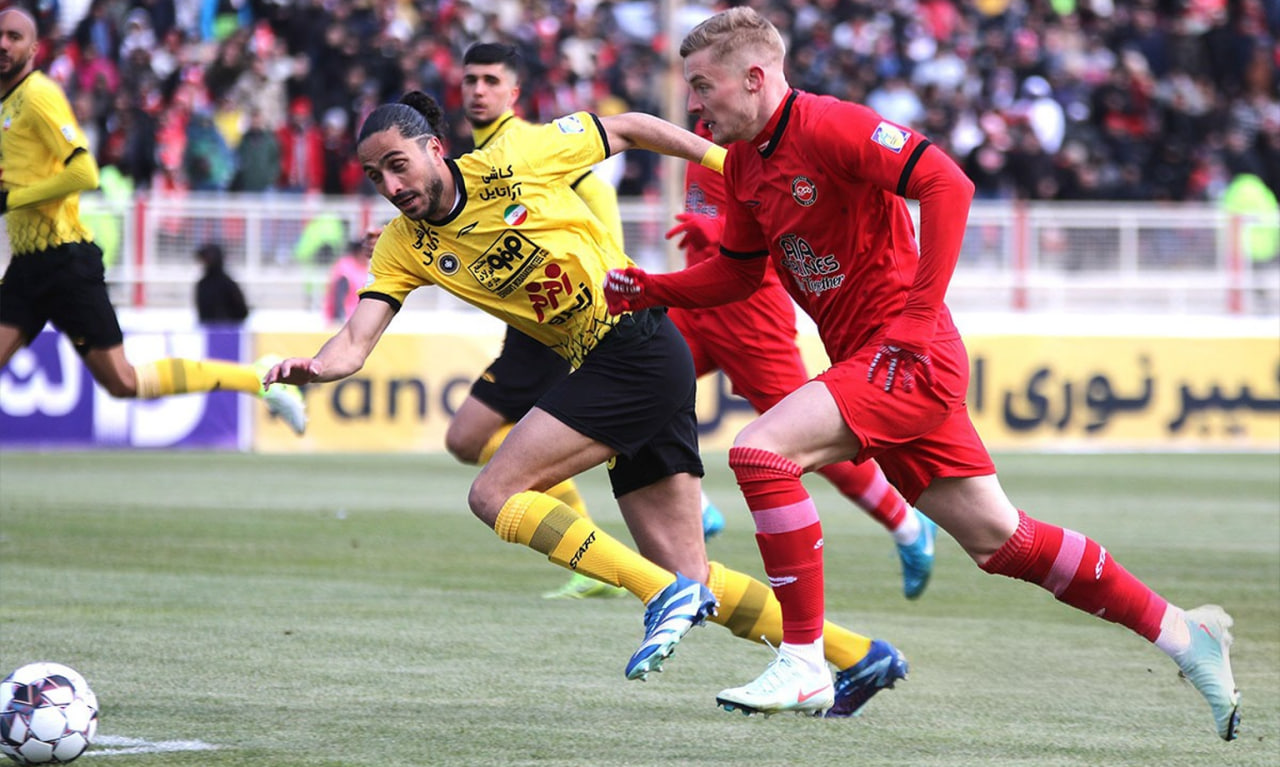 تومیسلاو اشترکالی مهاجم تراکتور در حال فرار در کنار سیاوشیزدانی مدافع سپاهان