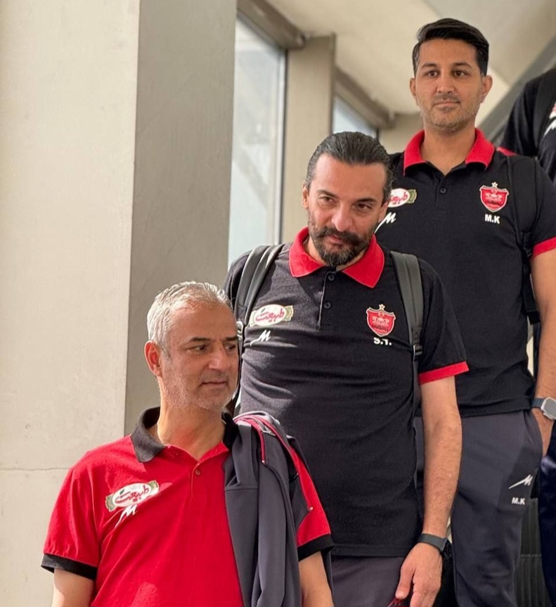 عکس از اسماعیل کارتال و مترجمش و مهرداد خانبان