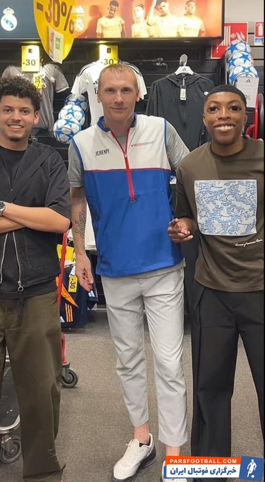 تصویری از متیو، ستاره سابق بارسلونا، به عنوان فروشنده در یک مغازه لوازم ورزشی