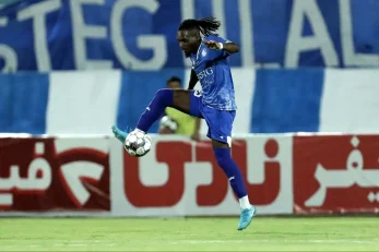 تیوی بیفوما ستاره استقلال خوزستان برای حضور در پرسپولیس به توافق رسید