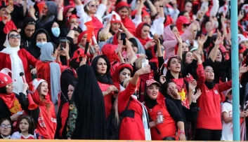 کلیپ شعار "درویش حیا کن پرسپولیس را رها کن "دختران طرفدار پرسپولیس برابر سپاهان