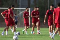 حضور کودکان قهرمان در تمرین پرسپولیس و گرفتن عکس یادگاری با ستاره‌های تیم