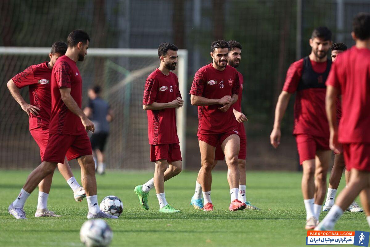 حضور کودکان قهرمان در تمرین پرسپولیس و گرفتن عکس یادگاری با ستارههای تیم