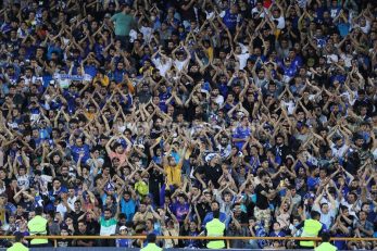 کلیپ تشویق زیبای هواداران استقلال با نور گوشی های همراه