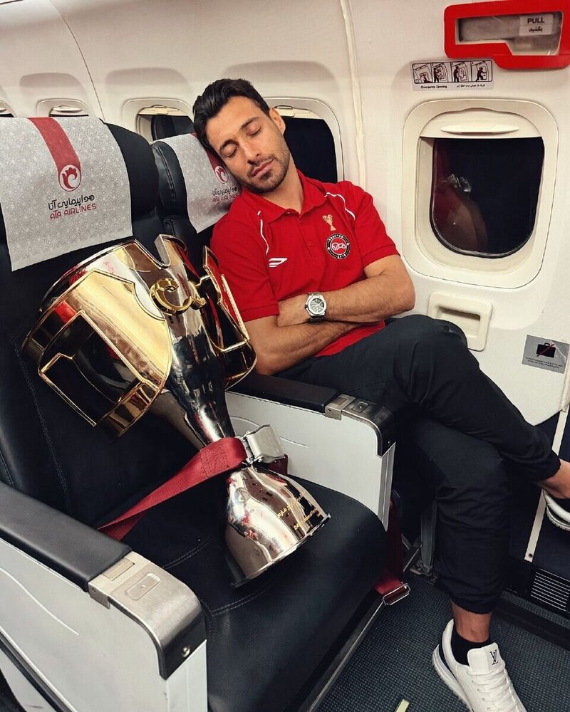 تصویر شجاع خلیل زاده به همراه جام قهرمانی لیگ برتر