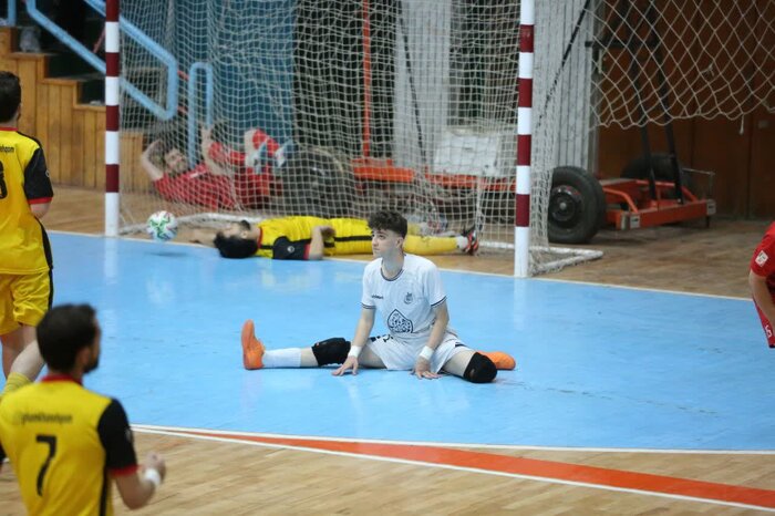 سقوط فوتسال قم؛ اعتباری که باد رفت