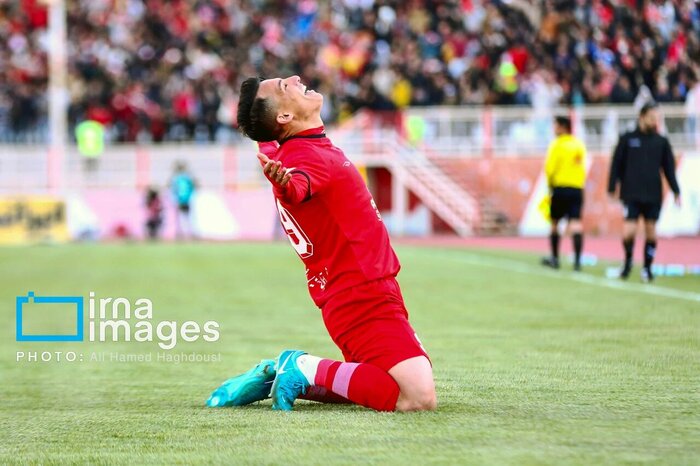 171870419-1 تیم منتخب لیگ بیستوچهارم فوتبال در قرق ستارههای تراکتور