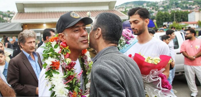 171888939 بام جهان زیر پای پسرِ مازندران/ کوهنورد سوادکوهی با فتح اورست به خانه بازگشت