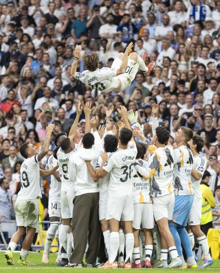 171889918 کوچ ستارهها از کهکشان مادرید؛ اشک رئالیها بدرقه راه تاریخسازان شد