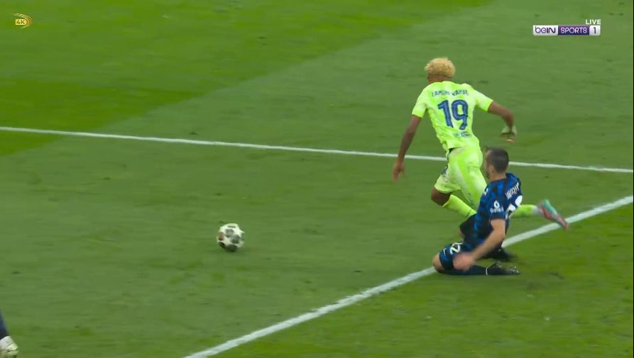 20250507_132028 جنجالی ترین صحنه بازی بارسلونا و اینتر در نیمه نهایی لیگ قهرمانان اروپا: پنالتی نبود؟