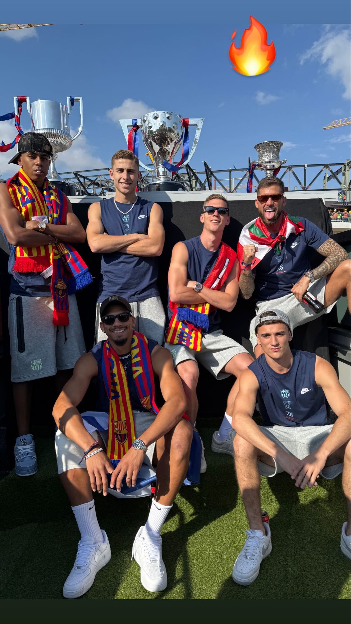 20250516_194240 قاب یادگاری بازیکنان بارسلونا با سه گانه