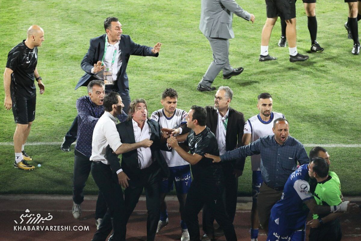 277726 درگیری ساپینتو با هواداران پرسپولیس!/ استقلال فینال جام حذفی را باخت، سرمربی آبیها در فرودگاه جنجال کرد/حضور کمک داور در جشن پرسپولیسی ها!