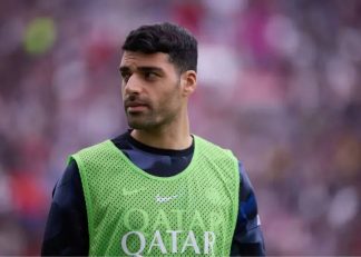 مهدی طارمی با مچ‌بندهای مشکی رنگ در دیدار با بارسلونا