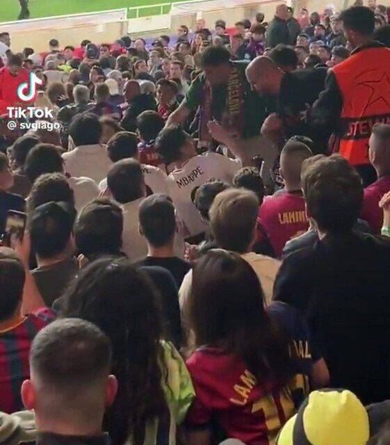 اخراج هواداران رئالی از سوی بارسایی ها