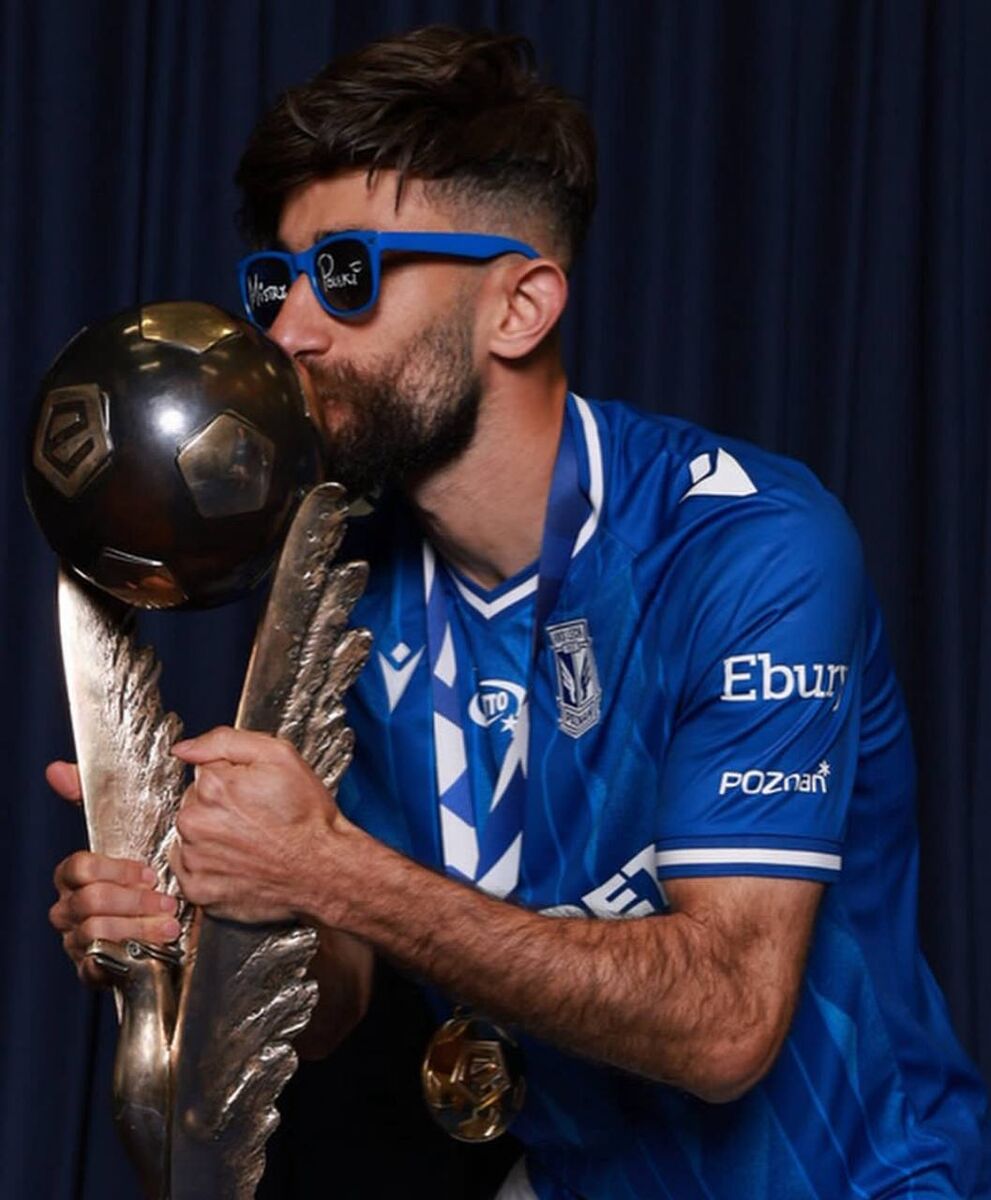 391044 بوسه قلیزاده بر جام قهرمانی لهستان +عکس