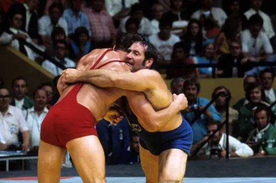 اجرای فن "سالتو" روی قهرمان ۲۰۰ کیلویی آمریکا توسط برنده تختی و مدوید! +فیلم