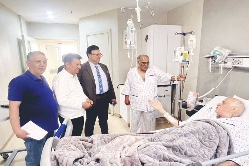 4418792 عیادت قلعهنویی از ۲ چهره ماندگار ورزش +عکس