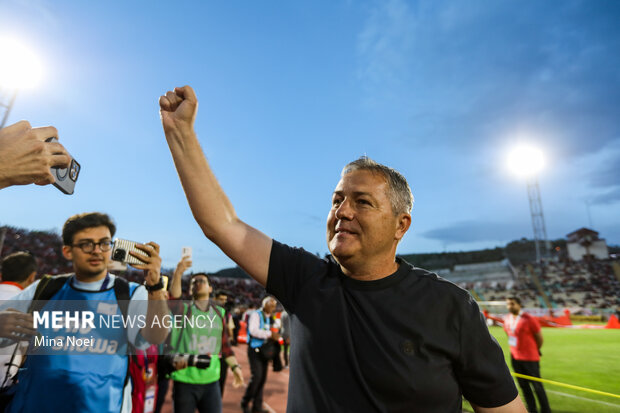 اسکوچیچ مردی که دور می ایستد و قهرمان می‌کند