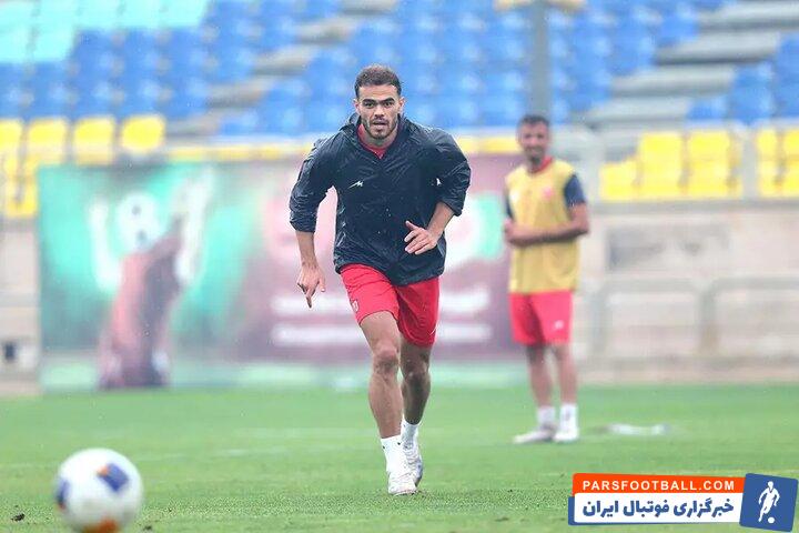 اوستون اورونوف ستاره پرسپولیس برای دیدار مقابل خیبر خرم آباد همراه کاروان این تیم شد