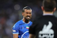 استقلال ؛ رامین رضاییان ژست جالبی با جام قهرمانی جام حذفی گرفت