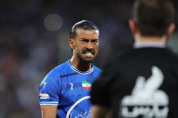 استقلال ؛ رامین رضاییان ژست جالبی با جام قهرمانی جام حذفی گرفت