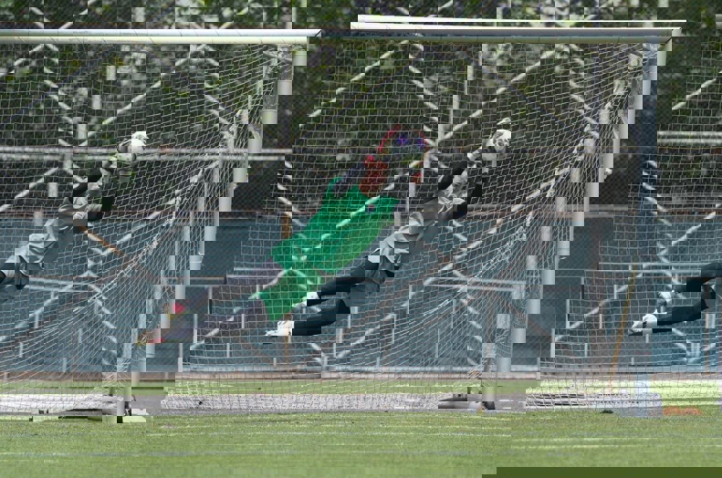 6238829-1 عکس از پیام نیازمند با دستکش قرمز در تمرینات تیم ملی