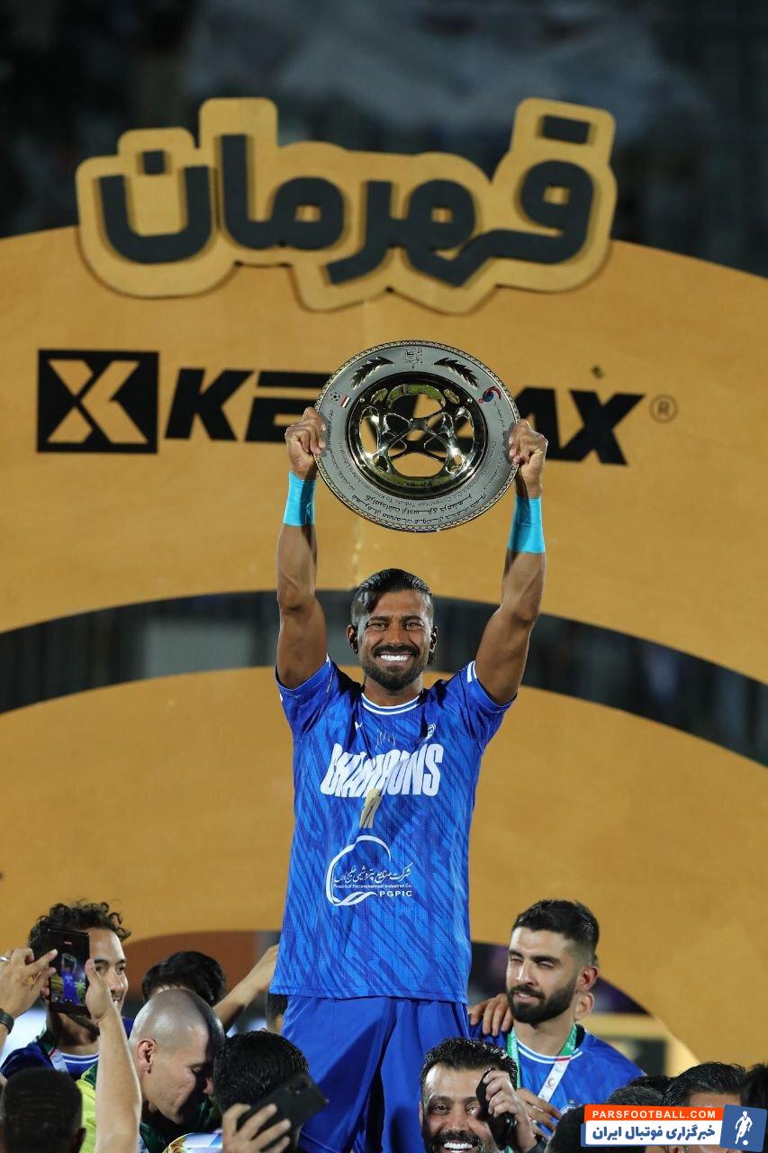 استقلال ؛ رامین رضاییان ژست جالبی با جام قهرمانی جام حذفی گرفت