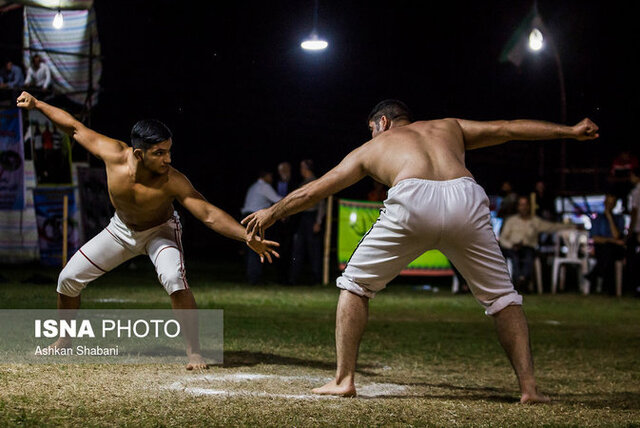 کُشتی گیله مردی در مناره بازار صومعه‌سرا در حال برگزاری است
