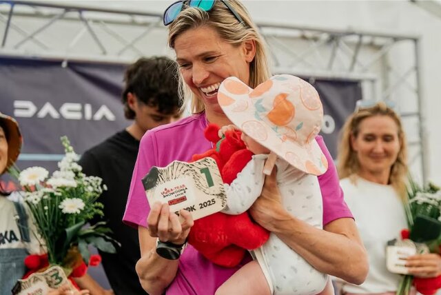 63474576 قهرمانی مادر در دوی ماراتن همراه با نوزاد شیرخوارش