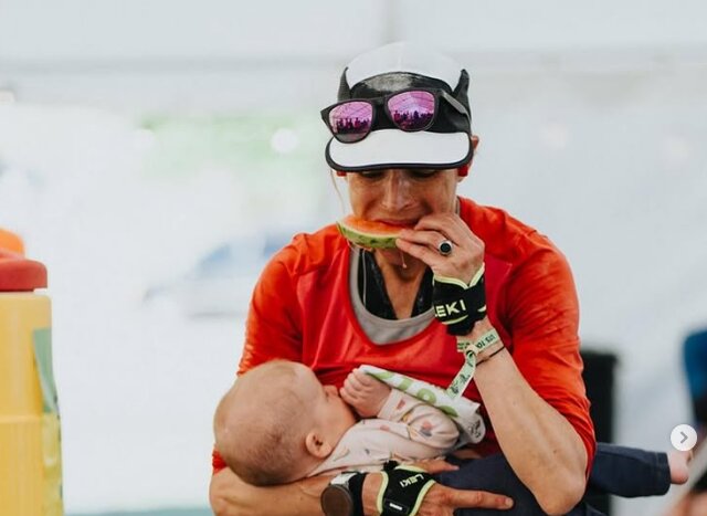 63474577 قهرمانی مادر در دوی ماراتن همراه با نوزاد شیرخوارش