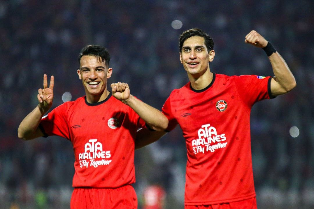 امیرحسین حسین زاده مهاجم تراکتور و محمد نادری مدافع تراکتور در شادی گل برابر نساجی