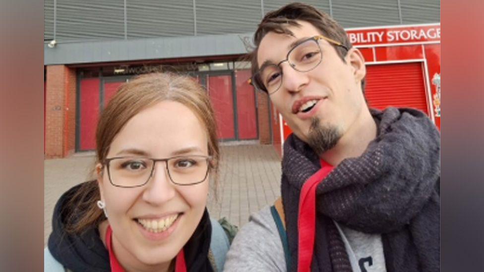 دکتر فرناز کامران زاده و دکتر آنتوان سپتیه در بیرون از آنفیلد