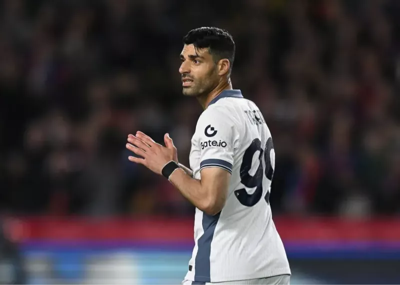 مهدی طارمی با مچ‌بندهای مشکی رنگ در دیدار با بارسلونا