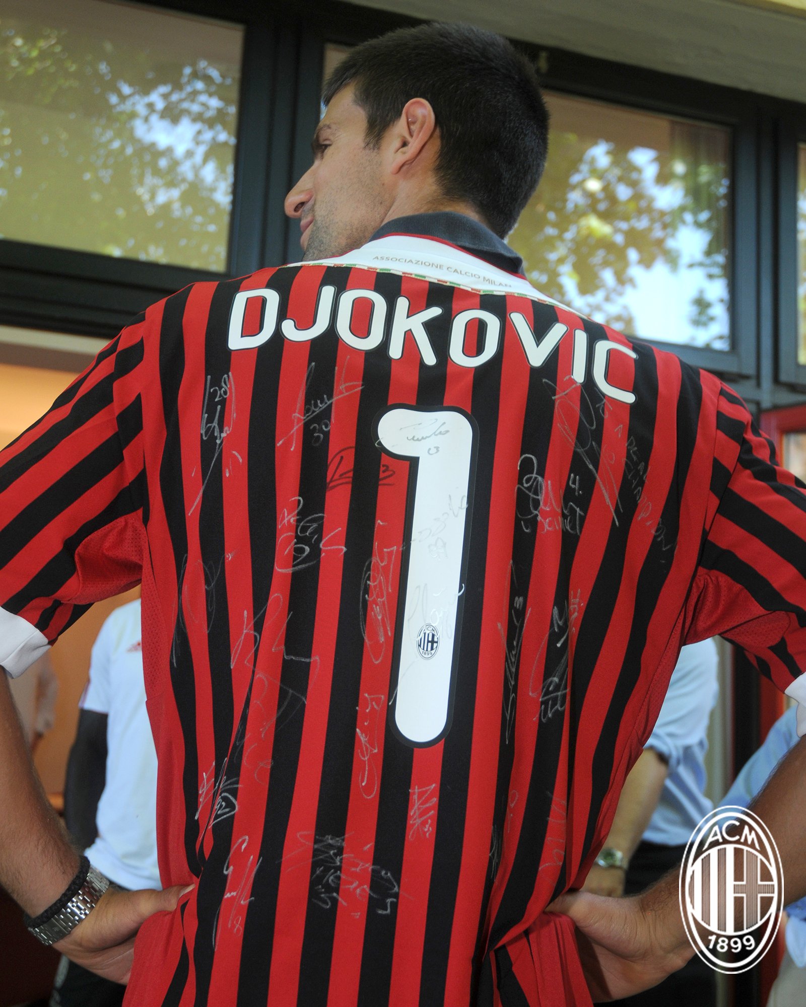 نواک جوکوویچ تنیسور صربستانی در زمین - میلان