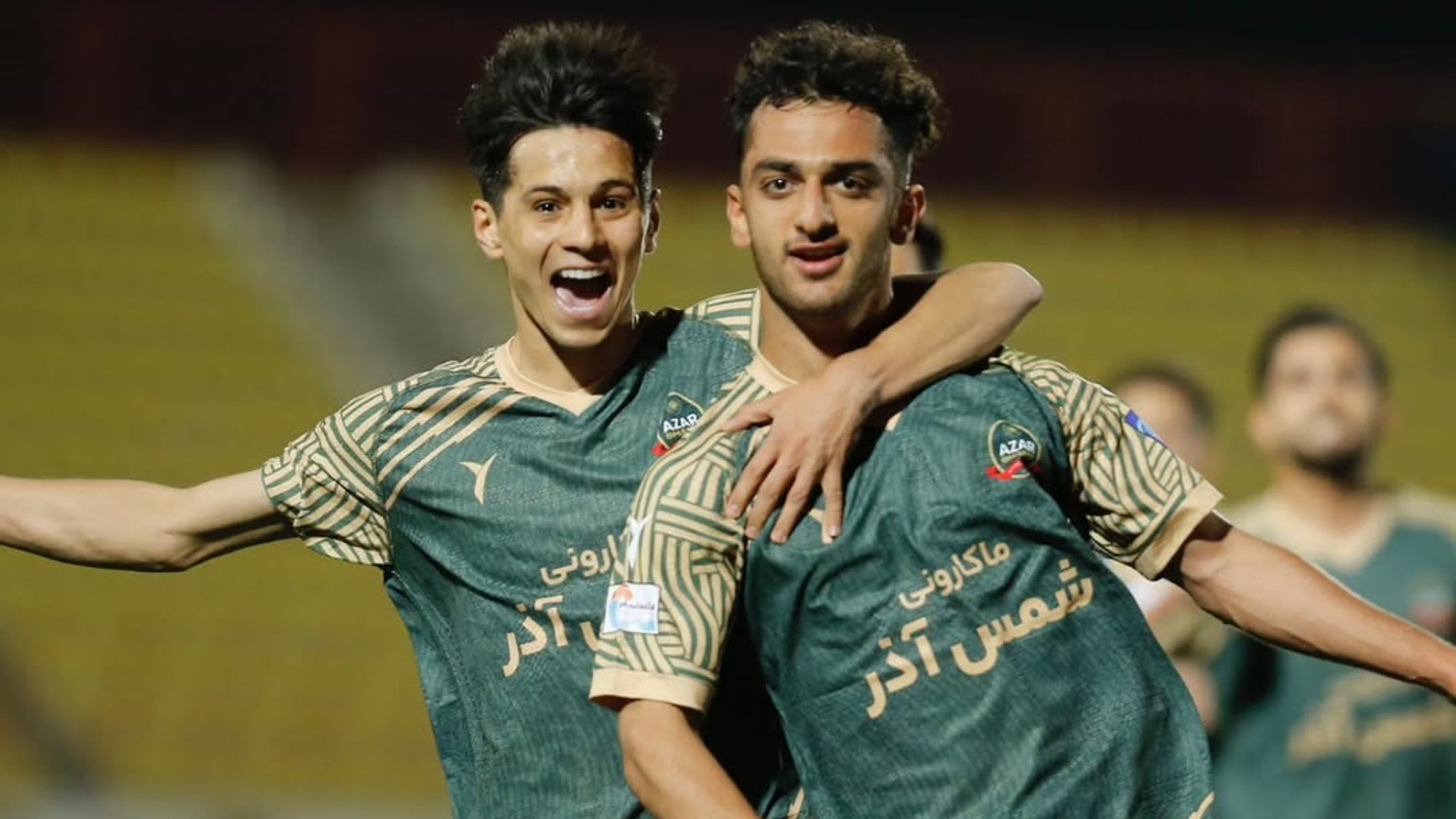 مجتبی فخریان و نوید کومار بازیکنان تیم شمس آذر قزوین در شادی گل مقابل پرسپولیس تهران