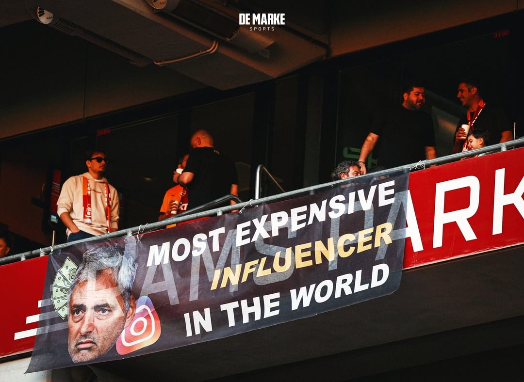 بنر هواداران گالاتاسارای برای ژوزه مورینیو