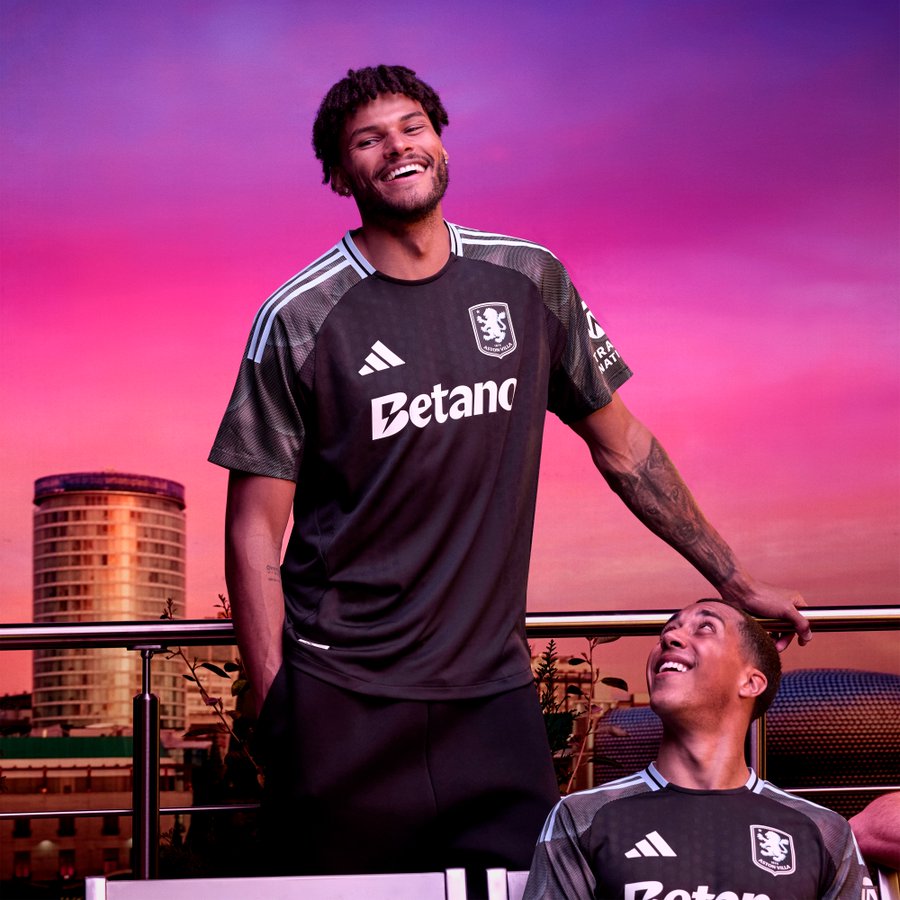 پیراهن دوم استون ویلا در فصل 26-2025