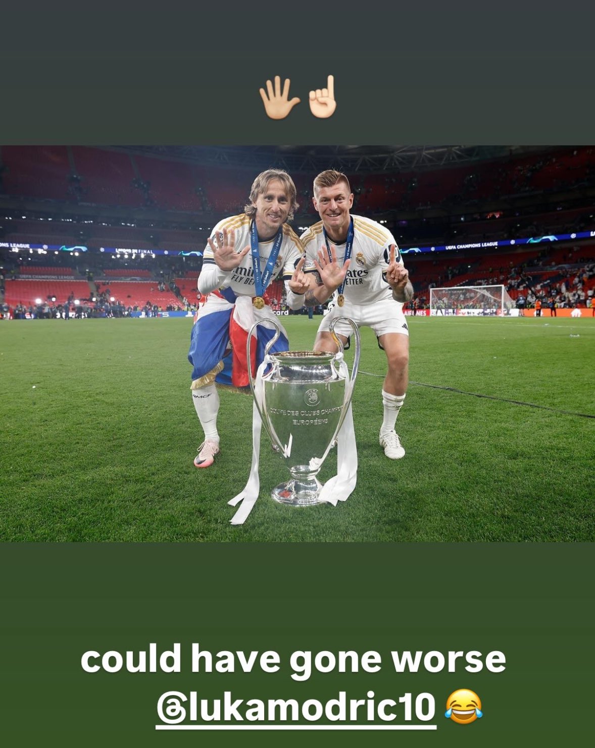 grnwh01xeaaqq9y لوکا مودریچ هافبک کروات و تونی کروس هافبک آلمانی در زمین - رئال مادرید