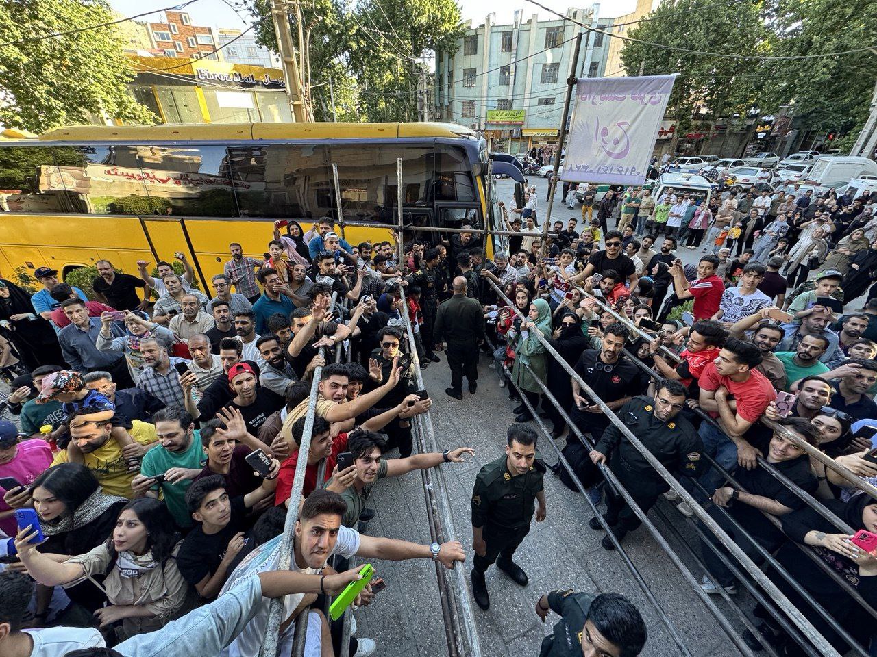 عکس از بدرقه بازیکنان پرسپولیس توسط هواداران خرم آبای