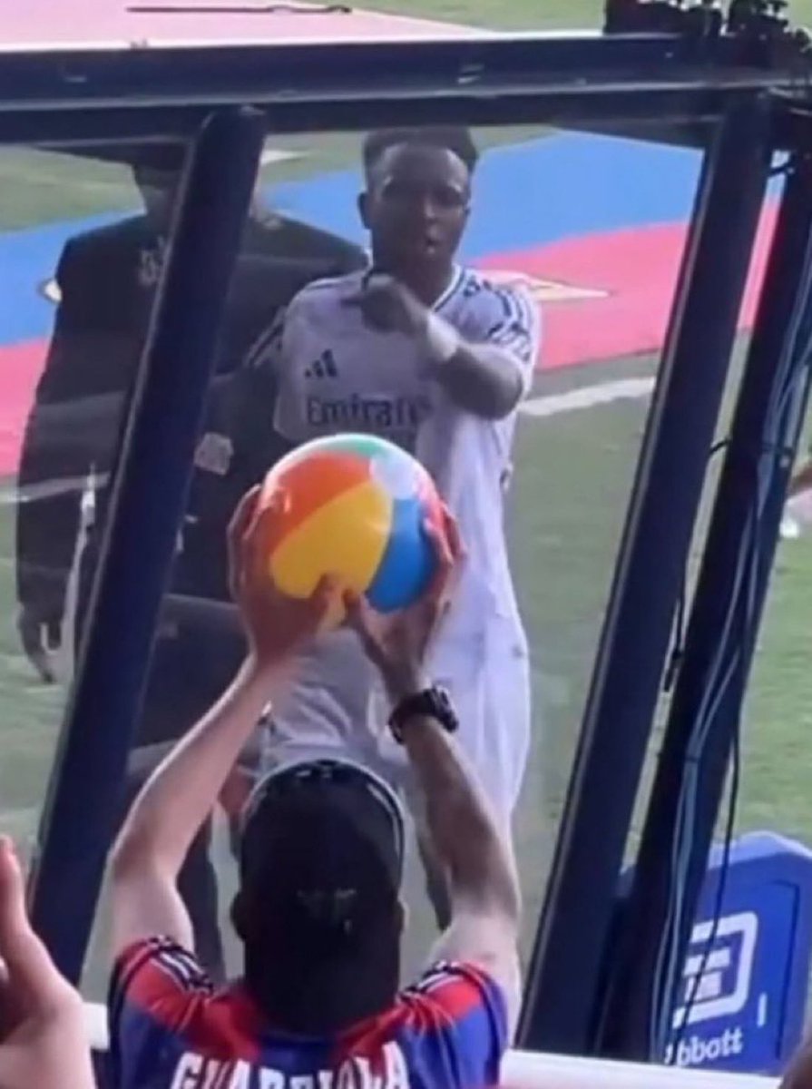 تمسخر وینیسیوس جونیور از سوی هوادار بارسلونا در ال کلاسیکو