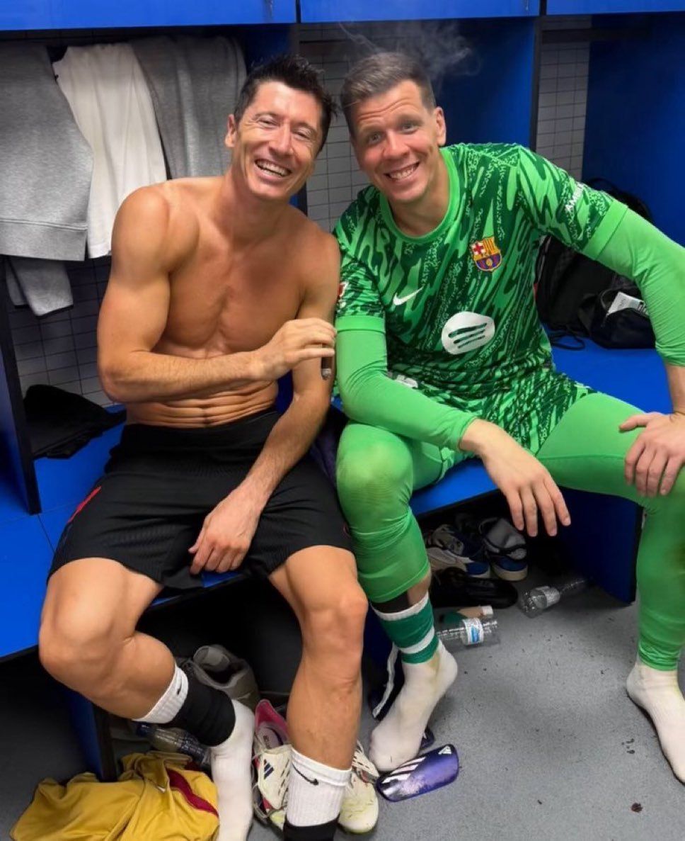 سیگار کشیدن روبرت لواندوفسکی و وویچک شزنی در جشن قهرمانی بارسلونا