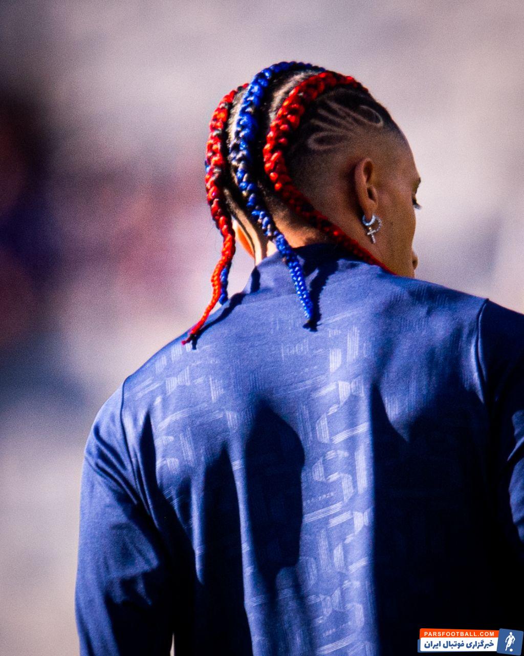 موهای آبی اناری رنگ رافینیا ستاره بارسلونا 