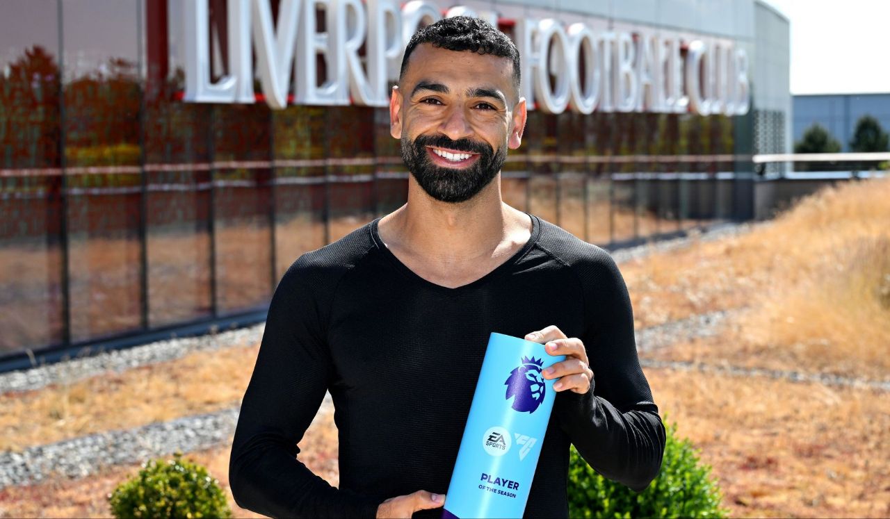 دریافت جایزه بهترین بازیکن فصل توسط محمد صلاح