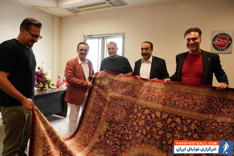 اهدای فرش نفیس از سوی محمدرضا زنوزی، مالک باشگاه تراکتور به اسکوچیچ 
