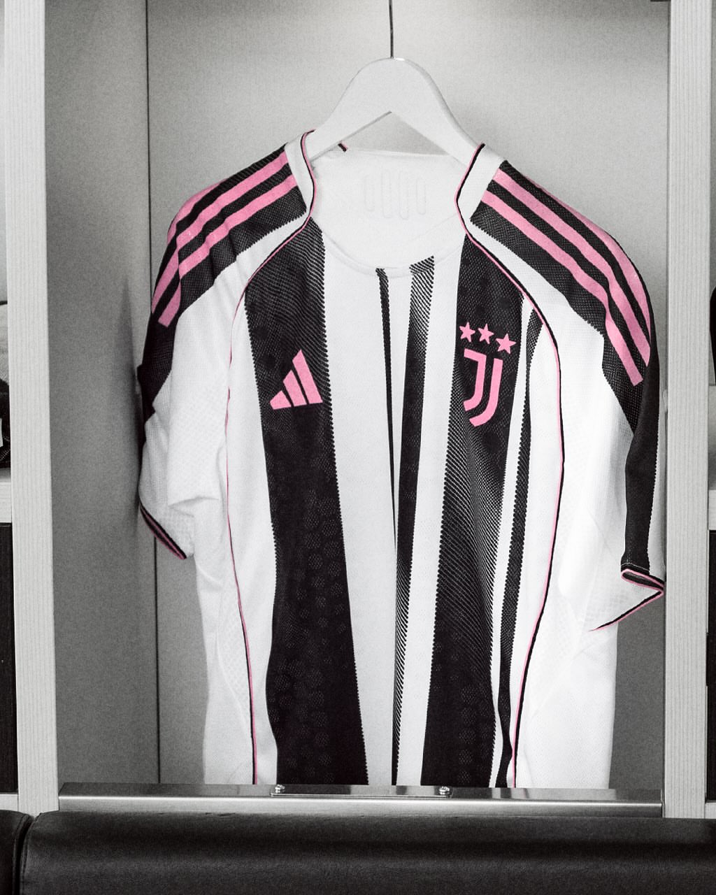 پیراهن اول یوونتوس در فصل ۲۶-۲۰۲۵