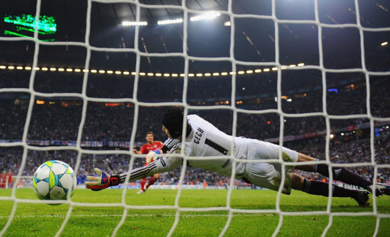 mario_gomez_penalty_vs_petr_cech_2012_final-2025-05-20 پنالتی ماریو گومز به پتر چک در فینال لیگ قهرمانان اروپای سال ۲۰۱۲ در بازی بایرن مونیخ - چلسی
