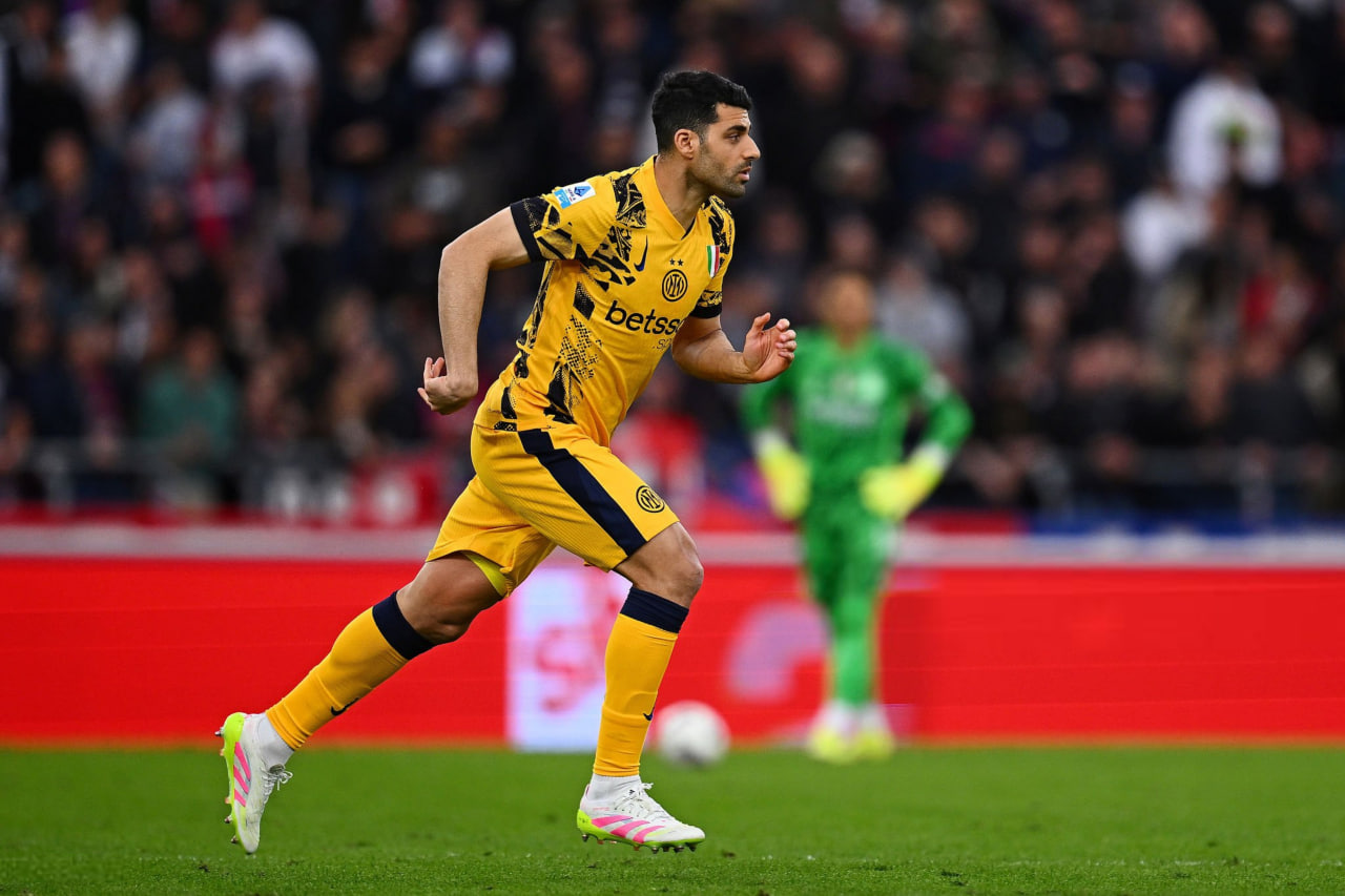 مهدی طارمی مهاجم ایرانی در زمین - اینتر